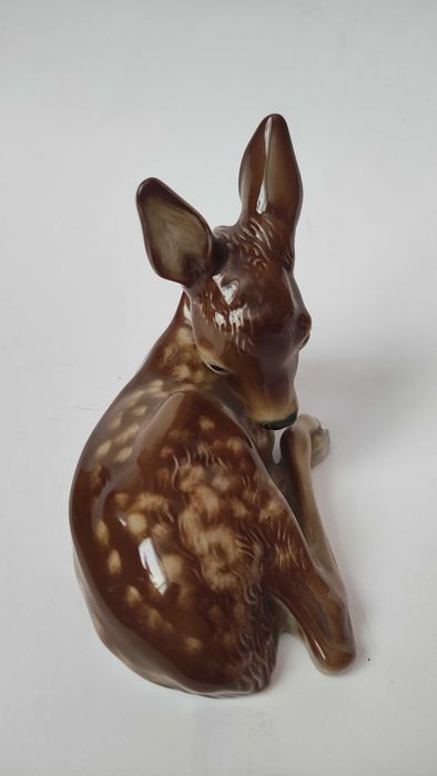 Фигура на сърничка от гланциран порцелан
