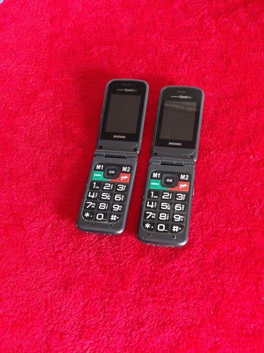 Telefon cu clapeta cu display dublu