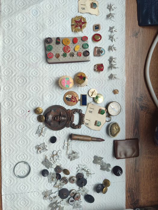 Колекция значки и брошки
