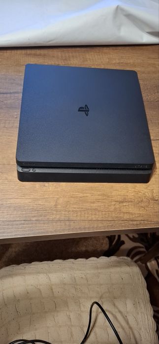Продавам PS4  с игри и джойстици