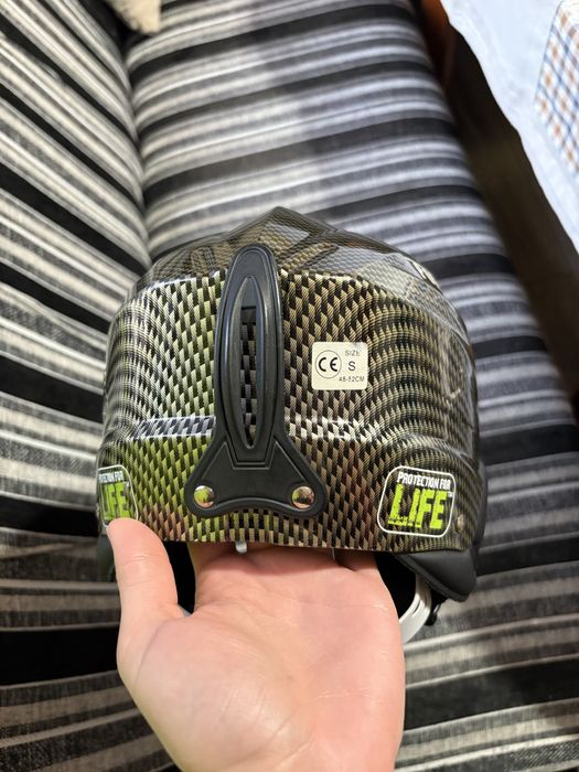 Детска каска и ски обувки