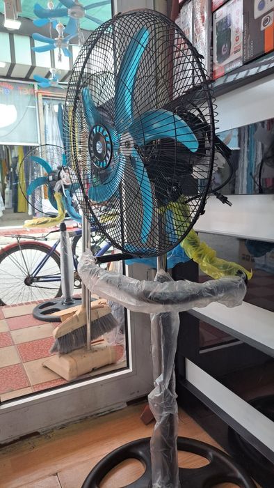 Ventilyator 5 partakli oq va qora rangli