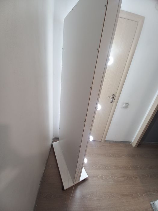 Зеркало на колёсиках