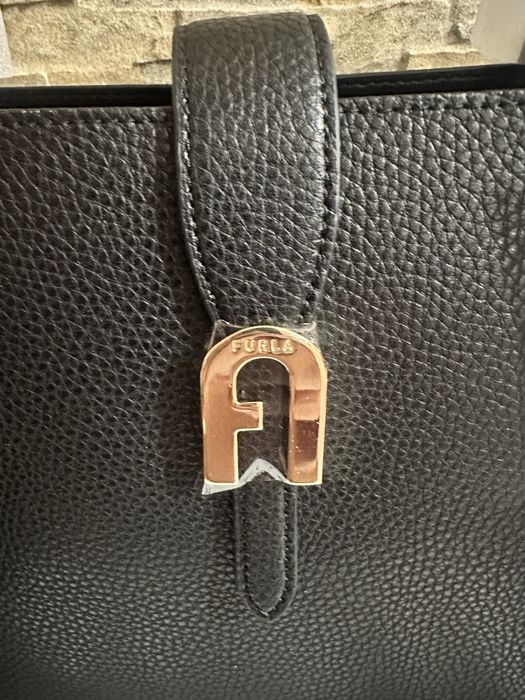 Чанти нови Furla Sofia/Фурла бежова и черна с дръжки за рамо, голям размер