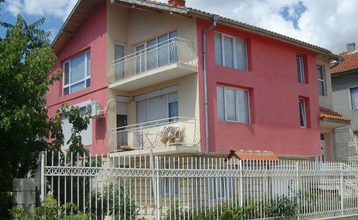 Продава се Къща в Каварна - 400 кв.м за 443 €/кв.м - Снимка #1