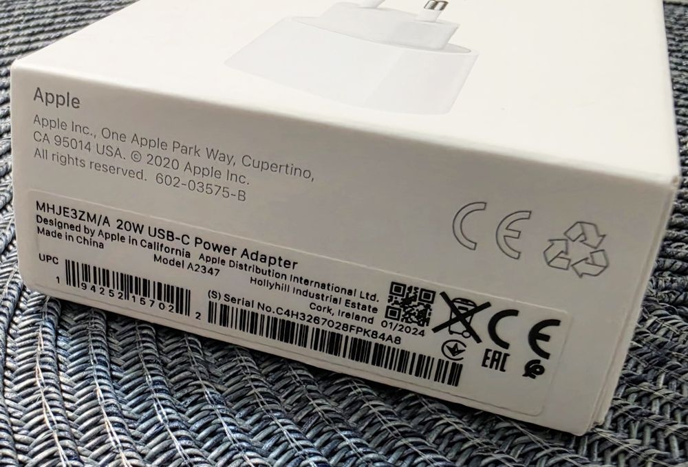 Incarcator original iPhone 17 Pro.