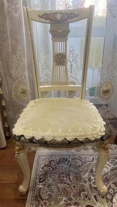 Стулья белые большие