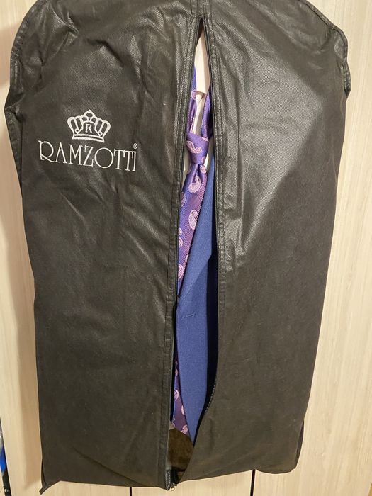 Официален костюм