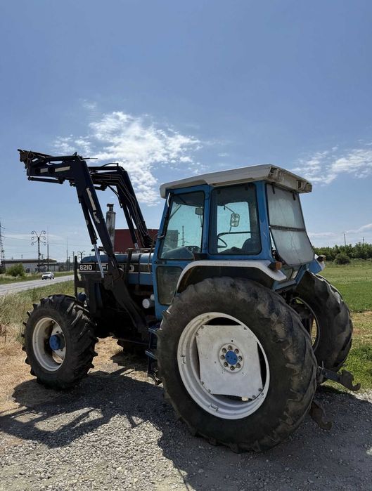 Ford 8210 cu cupă