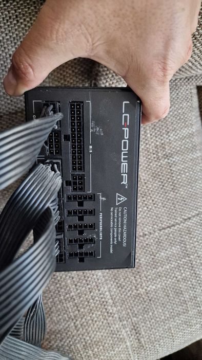 Продавам компютърно захранване LC-POWER LC1200 V2.4