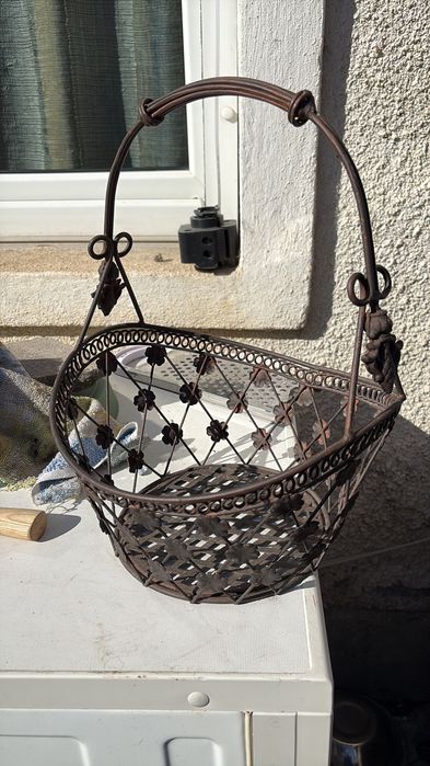 cos metalic pentru flori suspendate