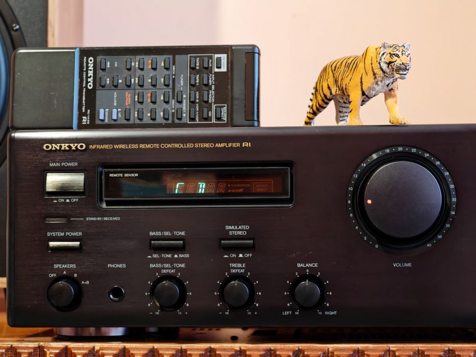 Onkyo A-8840. Amplif. de înaltă clasă. Telecomandă. Preț fix !
