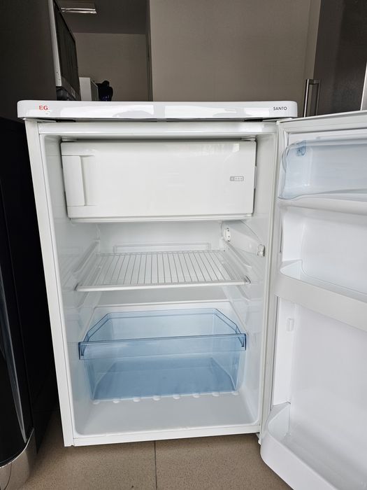 Малък хладилник с камера AEG