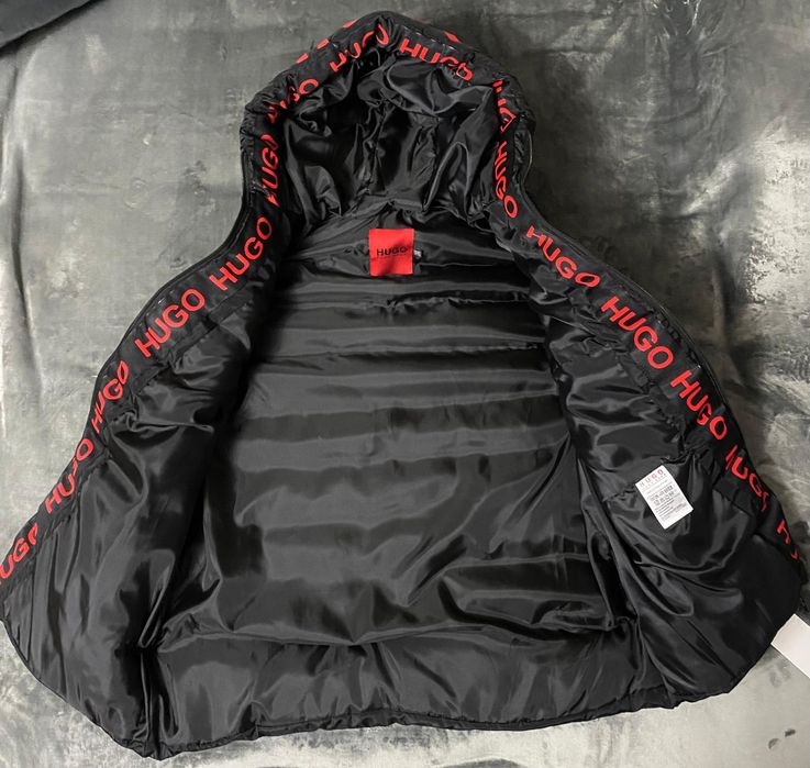 Vând vesta noua de bărbați Hugo