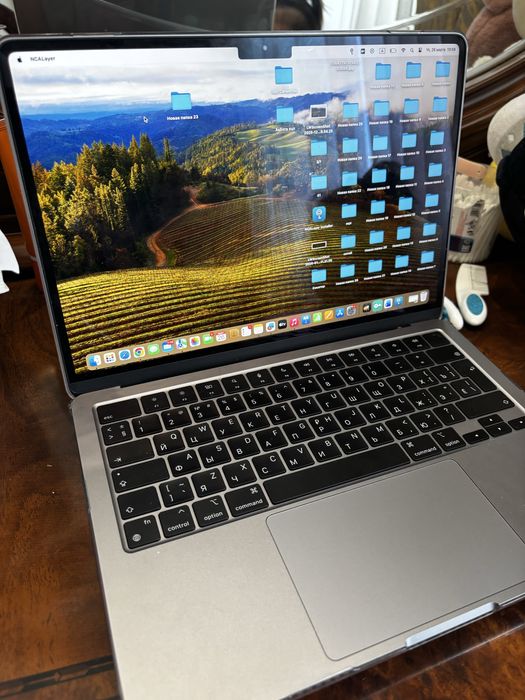 Макбук м2 срочно продам