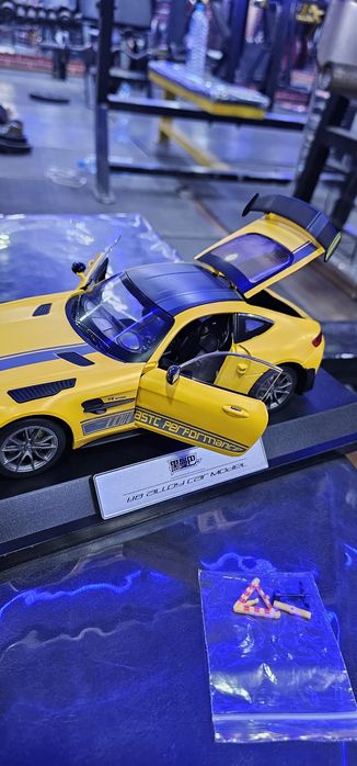 Продается модель авто мерседес масштаб 1:18