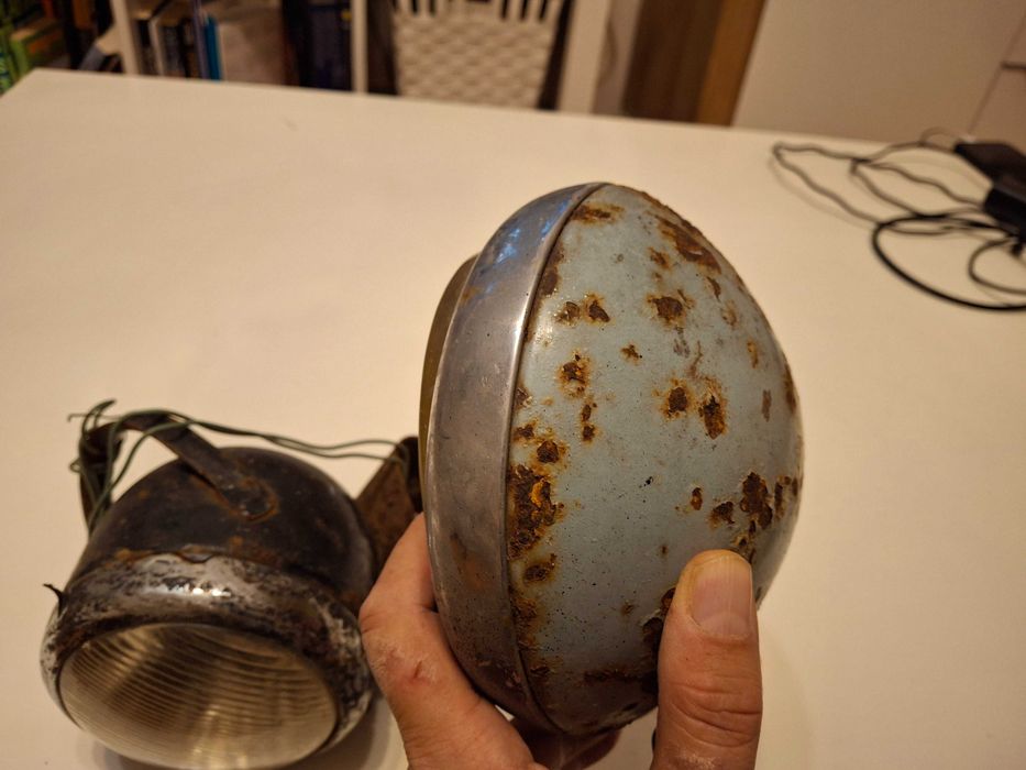 Два стари фара за ретро мотоциклет или друго превозно средство