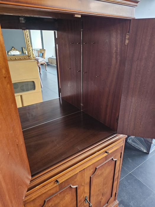 Шкаф за напитки изработен  с естествен  орехов фурнир