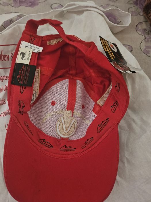 Șapci noii  cu eticheta de colecție