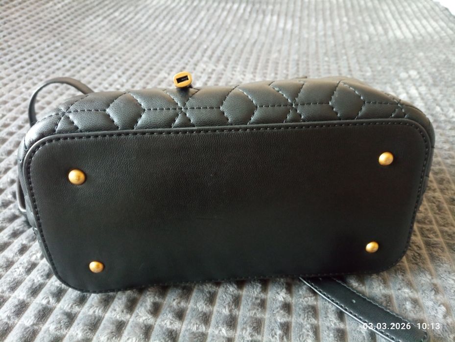 Оригинална раничка Guess