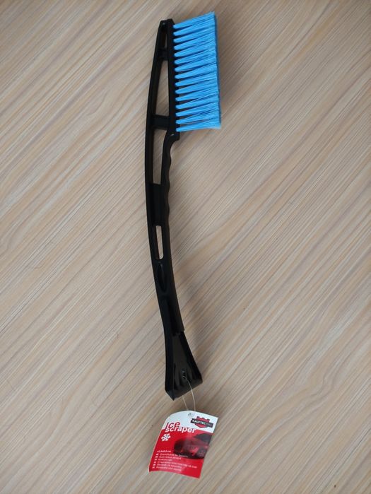 Стъргало за лед и четка