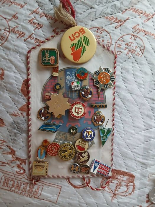 Плакати със значки