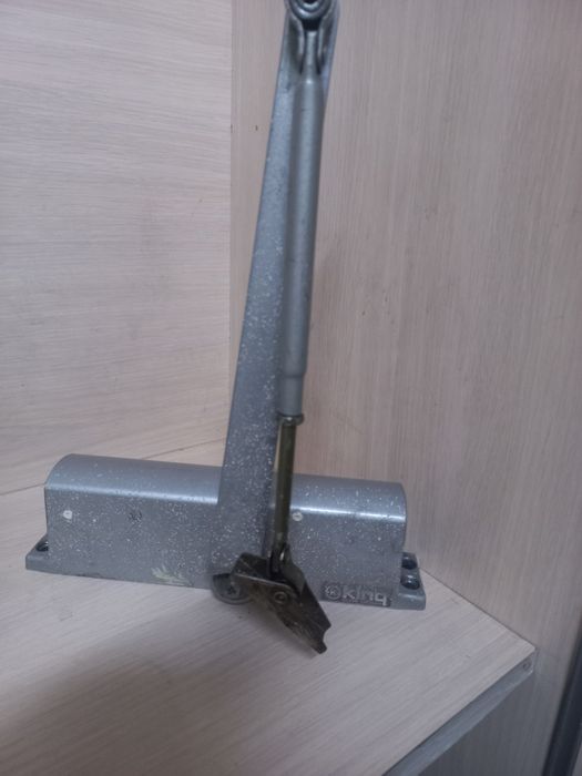 Дверной доводчик