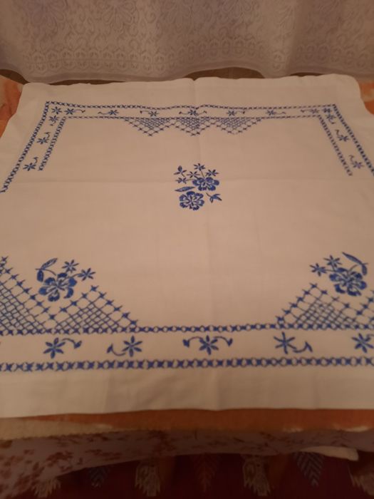 Față de masă albastra brodata manual