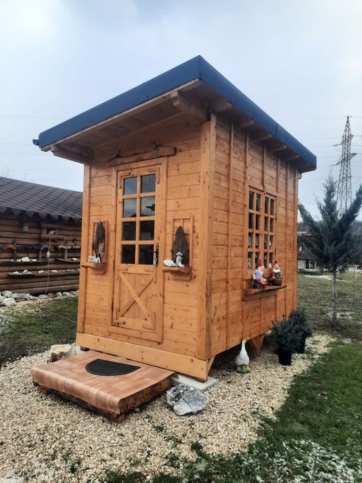 Cabanuta din lemn locuibila pe stoc