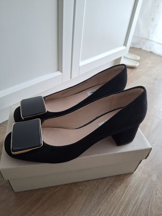Pantofi negri eleganti din piele intoarsa Clarks