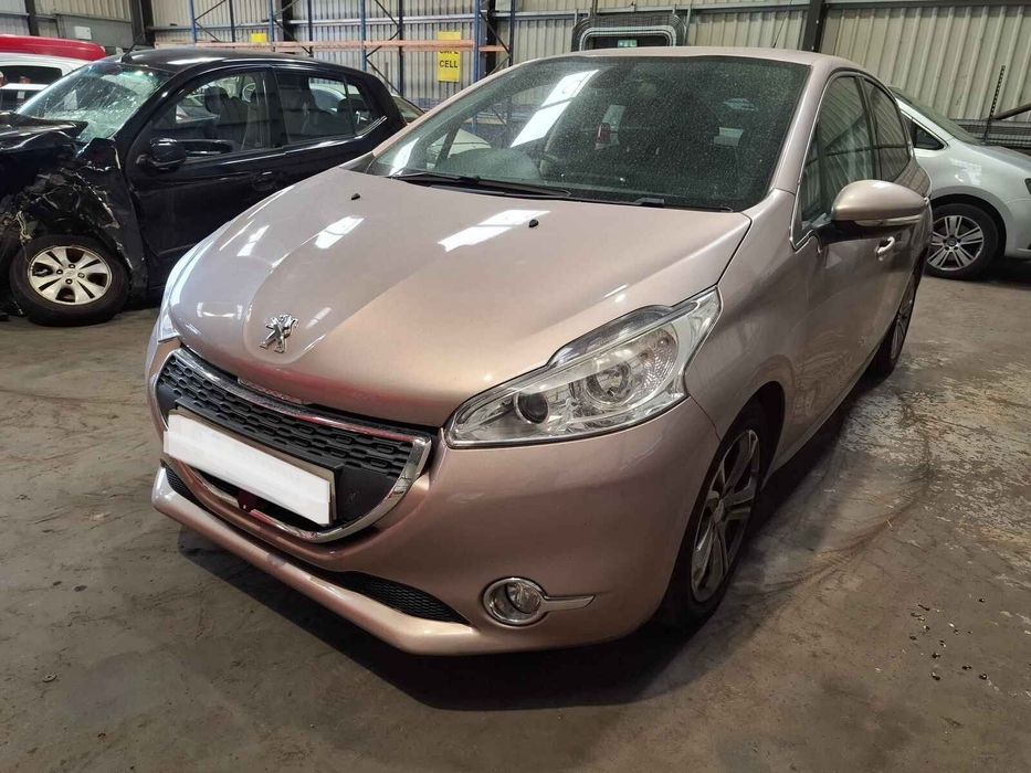 Prag Stanga Peugeot 208 2012 Hatchback Bej