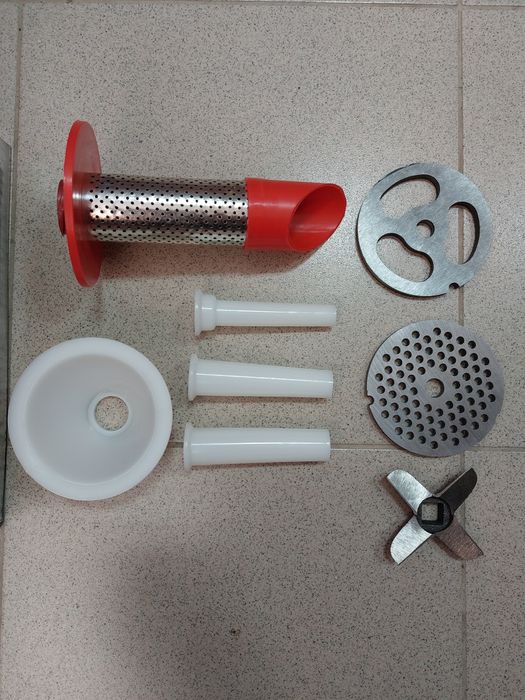 Решетки и ножове за месомелачки.  Електрически и ръчни месомелачки.