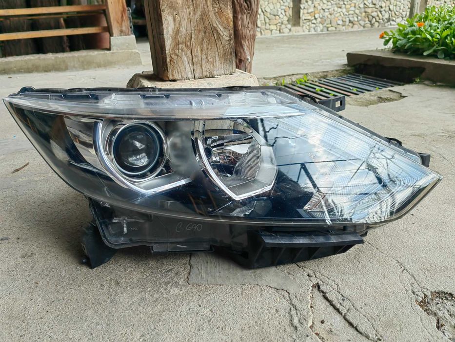 Фар Nissan Qashqai Десен / Фар Нисан Кашкай Халогенен с LED Оригинален