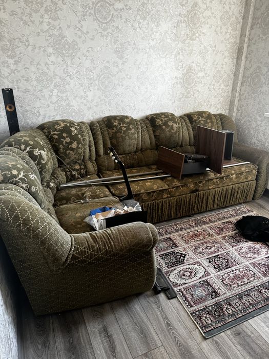 Зеленый диван сатылады 10к
