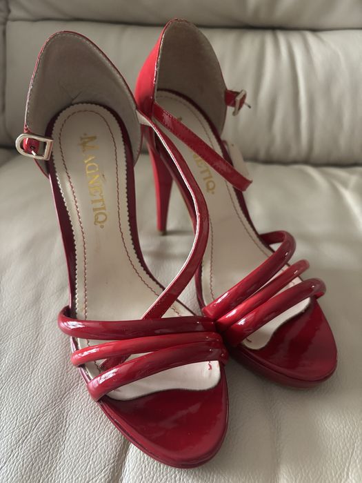 Sandale rosii, Magnetiq