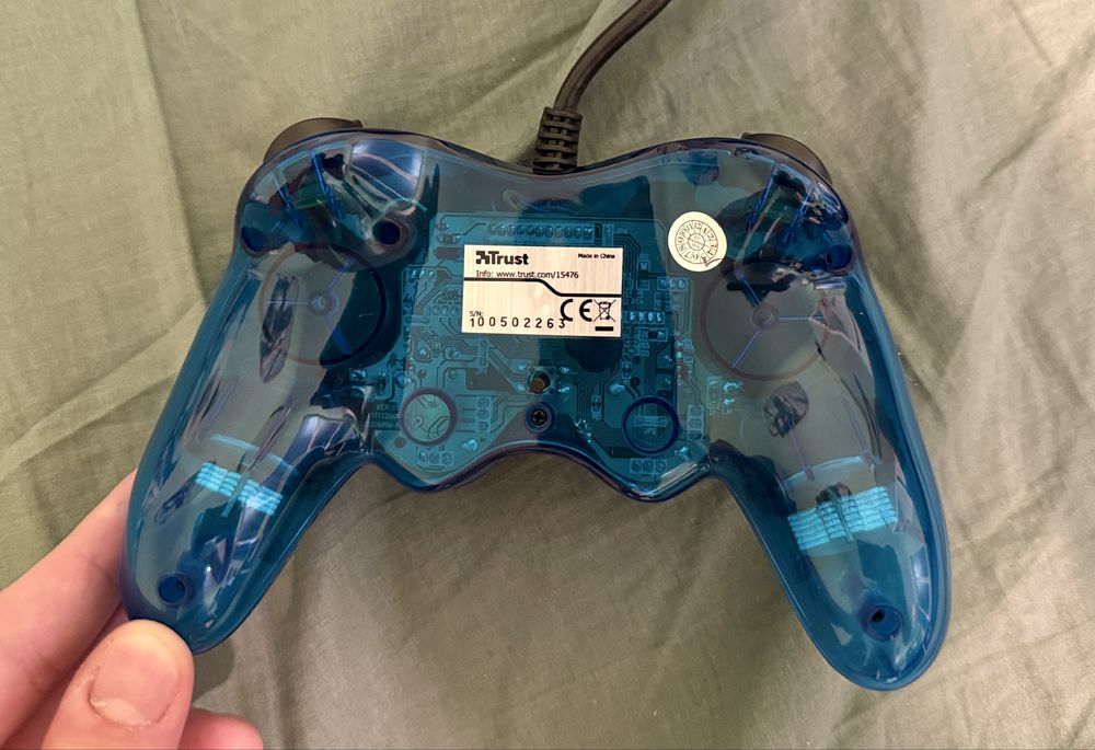 Vând Controller/Gamepad Trust Predator pentru PS2 si PC