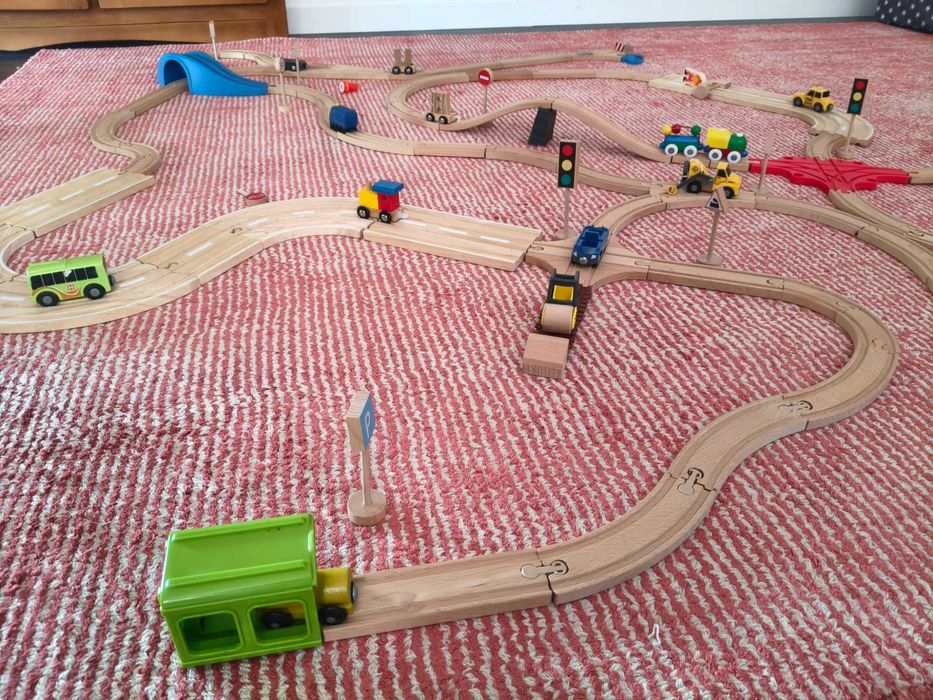 2-3 seturi de șine din lemn Playtive (Lidl)+semne de parcare+accesorii +câteva trenulețe chuggington– ideal cadou mare!