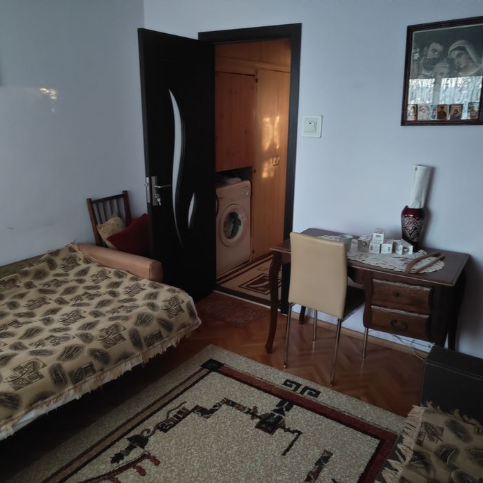 Ofer spre închiriere apartament cu două camere