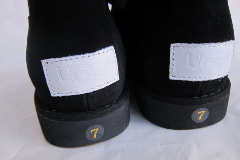Ugg Classic cu fermoar din piele ! oferta 2026