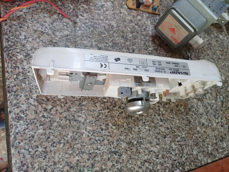 Микровълнова фурна  SHARP  R210A за части