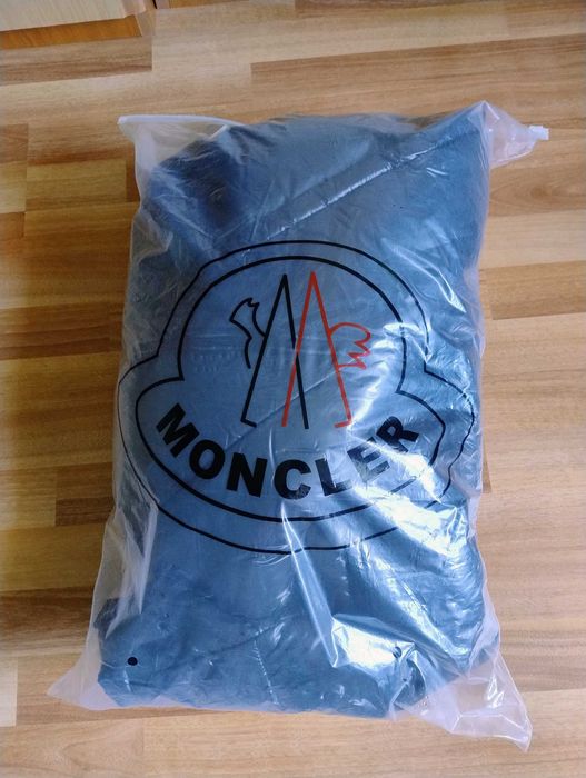 Geaca monclernouă cu etichetă