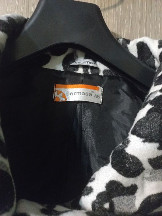 Jacheta groasă din stofă,  elegantă și comodă.