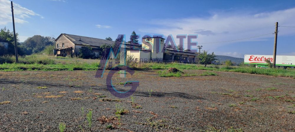 Работеща транспортна база с РЗП 46000 кв.м. и ЗП 1620 кв.м., ведно