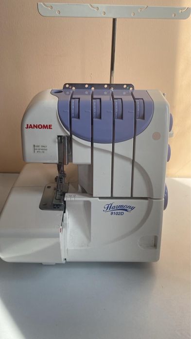 Продается оберлок Janome
