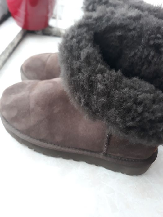 De vanzare           ugg