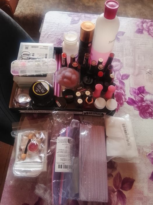 Vând produse de unghii
