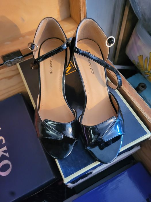 Женские босоножки