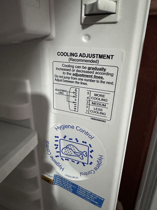 Vând frigider cu congelator Indesit  TAA5 aproape nou