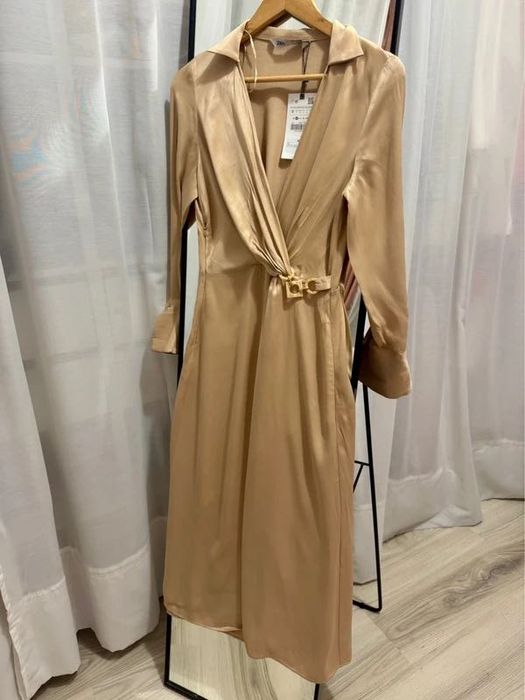 Rochie midi tip cămașă bej auriu cu lănțișor decorativ Zara mărimea S