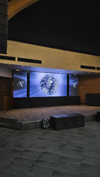 Dj-MC, scena, podium, ecran led, sonorizare, schela de lumini, glob